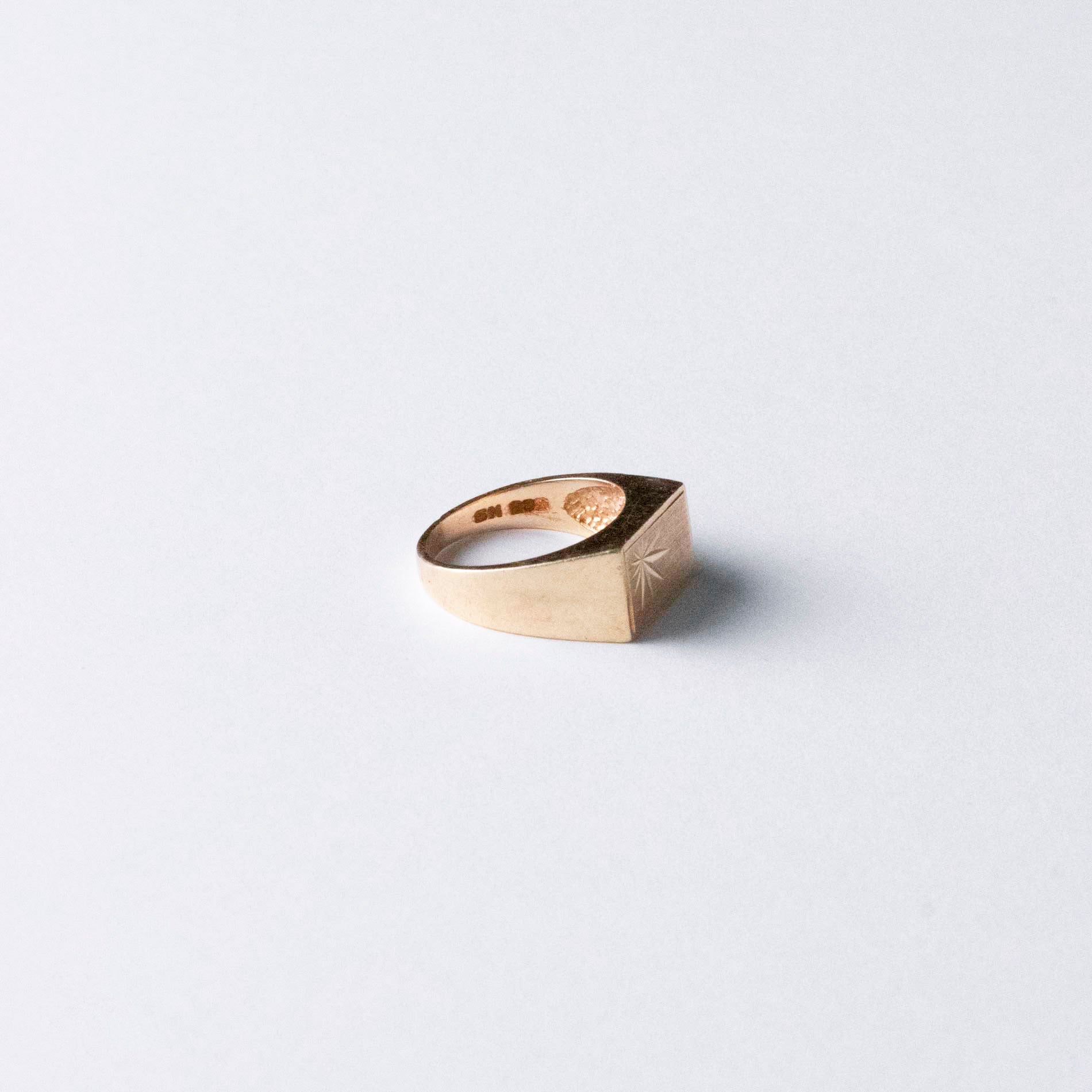 Vintage signetring i 14 karat guld med stjernedesign