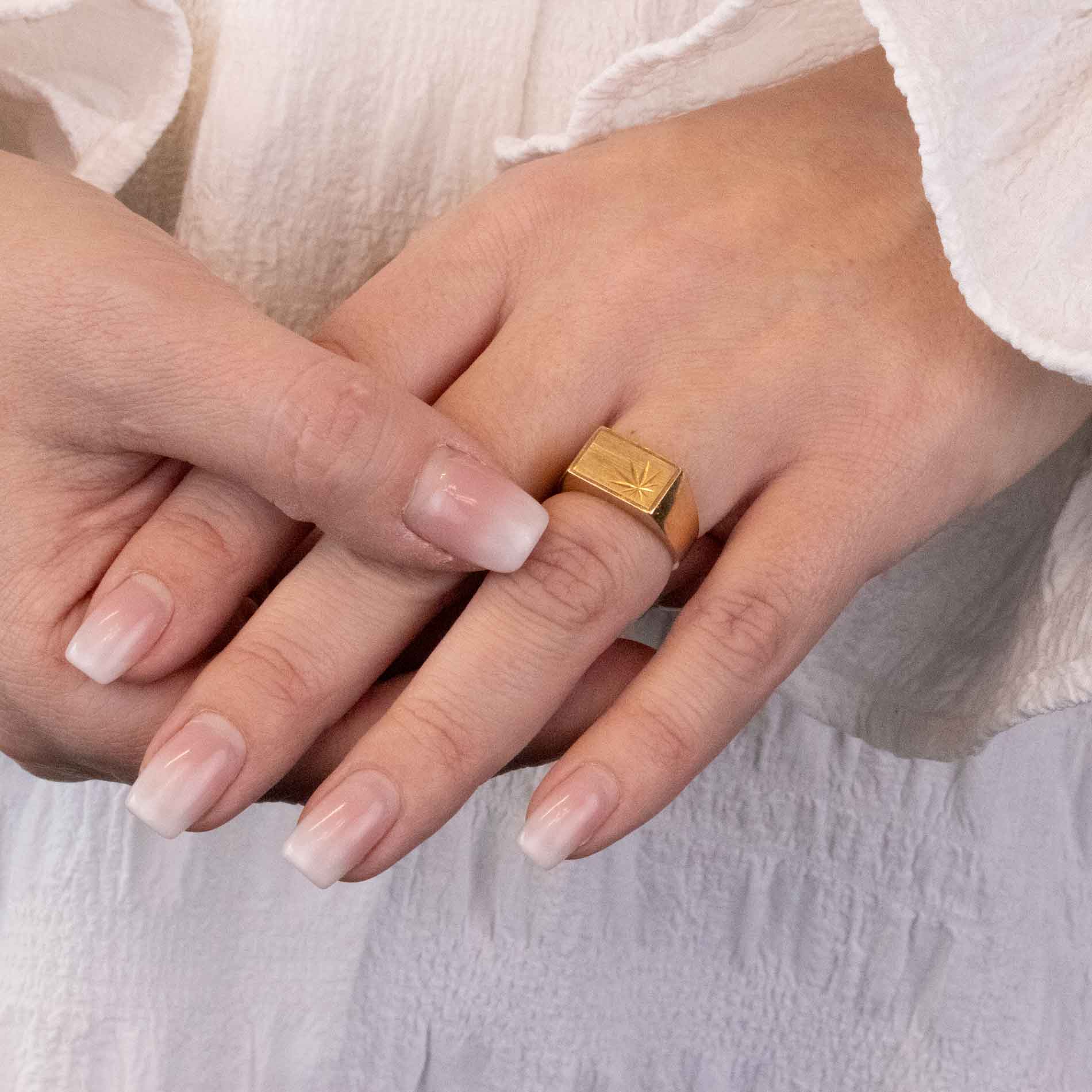 Vintage signetring i 14 karat guld med stjernedesign, på model