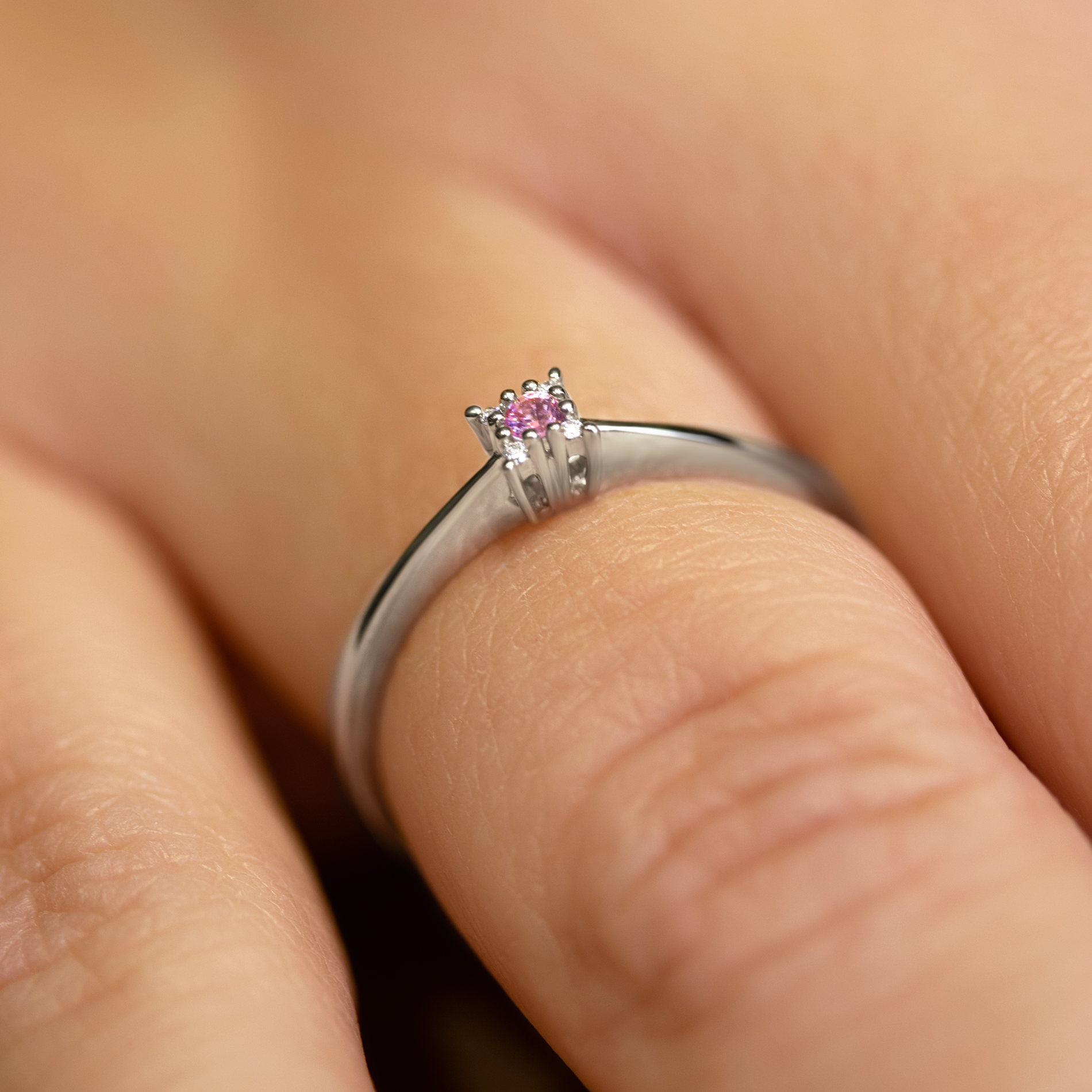 Wilma ring i 18 kt. hvidguld med pink safir og diamanter båret på finger