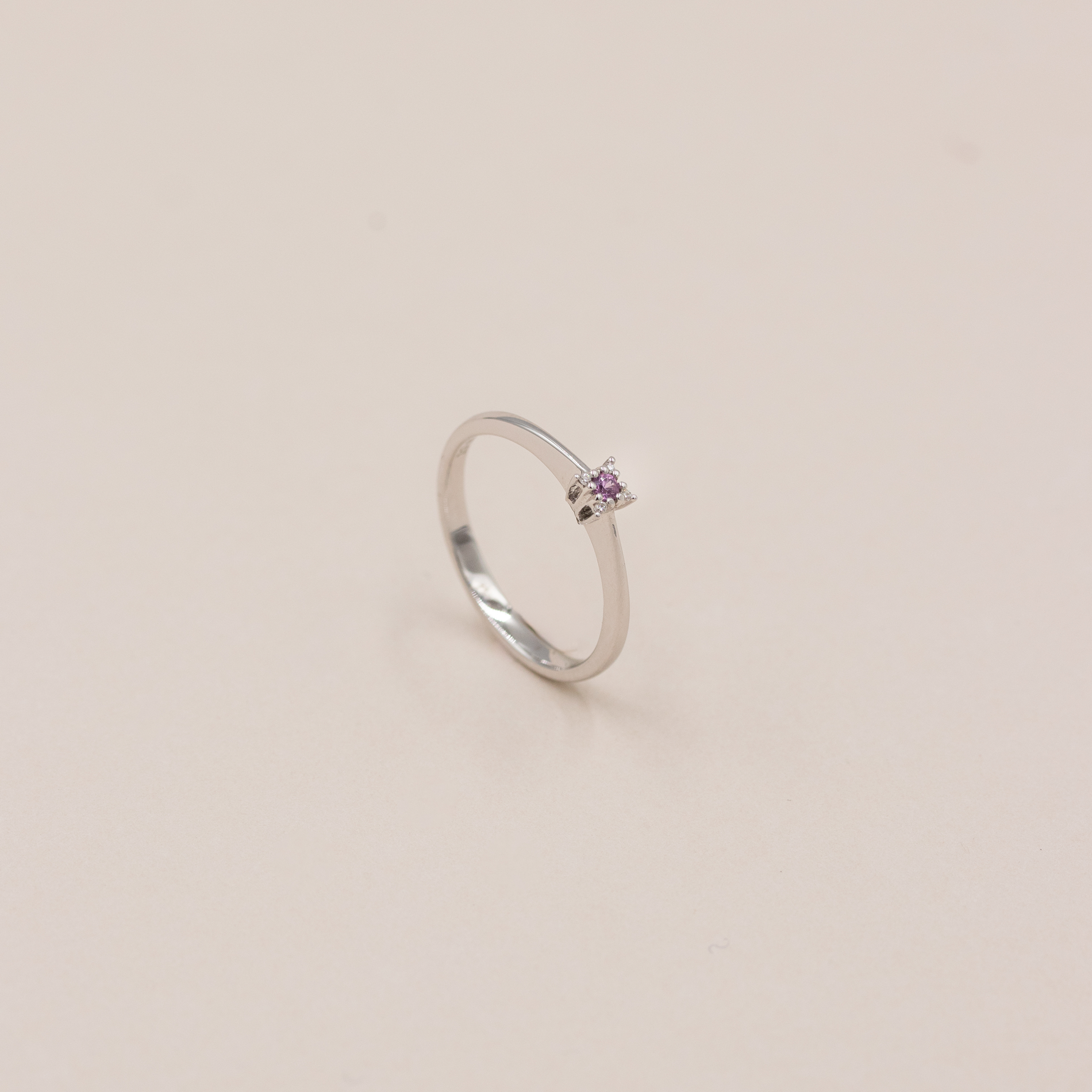 Wilma pink safir ring i 18 kt. hvidguld fritstående på neutral baggrund