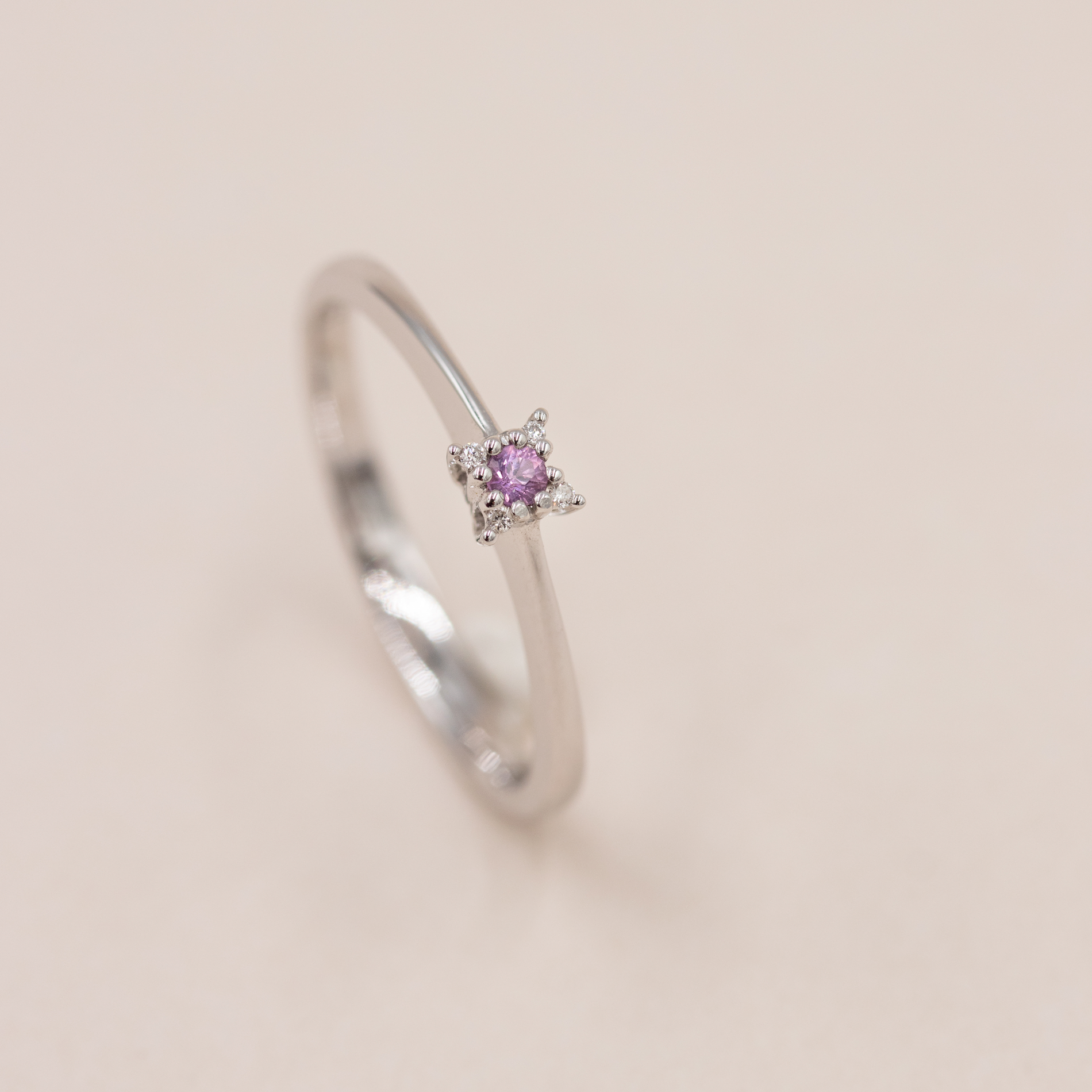 Wilma pink safir ring i 18 kt. hvidguld set skråt forfra