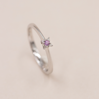 Wilma pink safir ring i 18 kt. hvidguld set skråt forfra