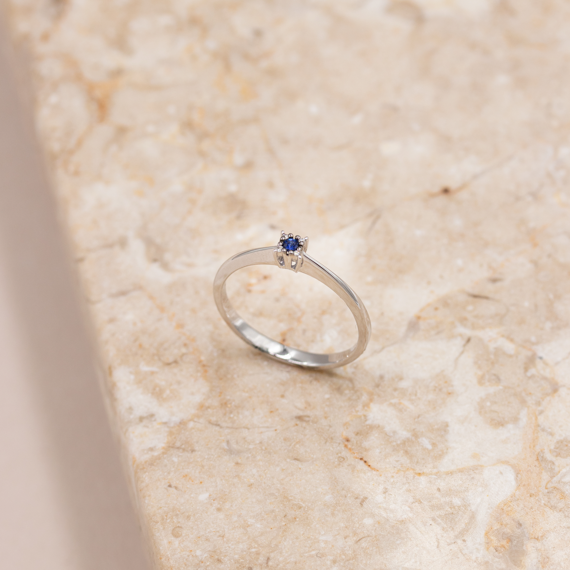 Nærbillede af Devotion sapphire rings blå safir og diamantfatning