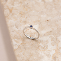 Nærbillede af Devotion sapphire rings blå safir og diamantfatning