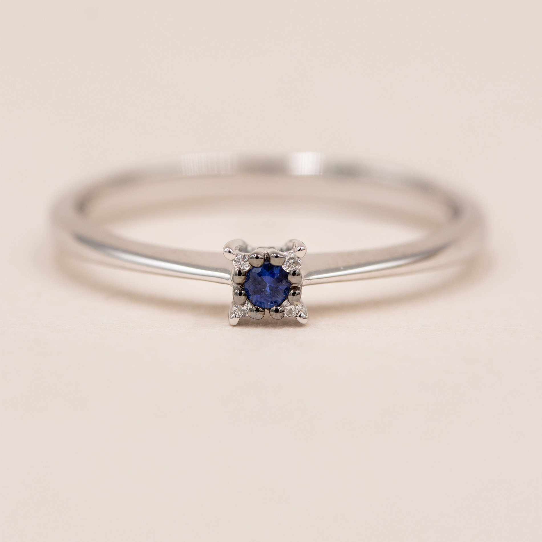 Wilma ring i hvidguld med blå safir og diamanter set forfra