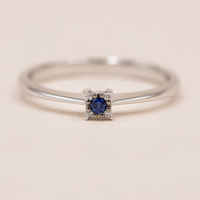 Wilma ring i hvidguld med blå safir og diamanter set forfra