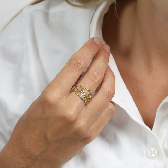 Aagaard hjerte ring i 8 karat guld båret på hånd