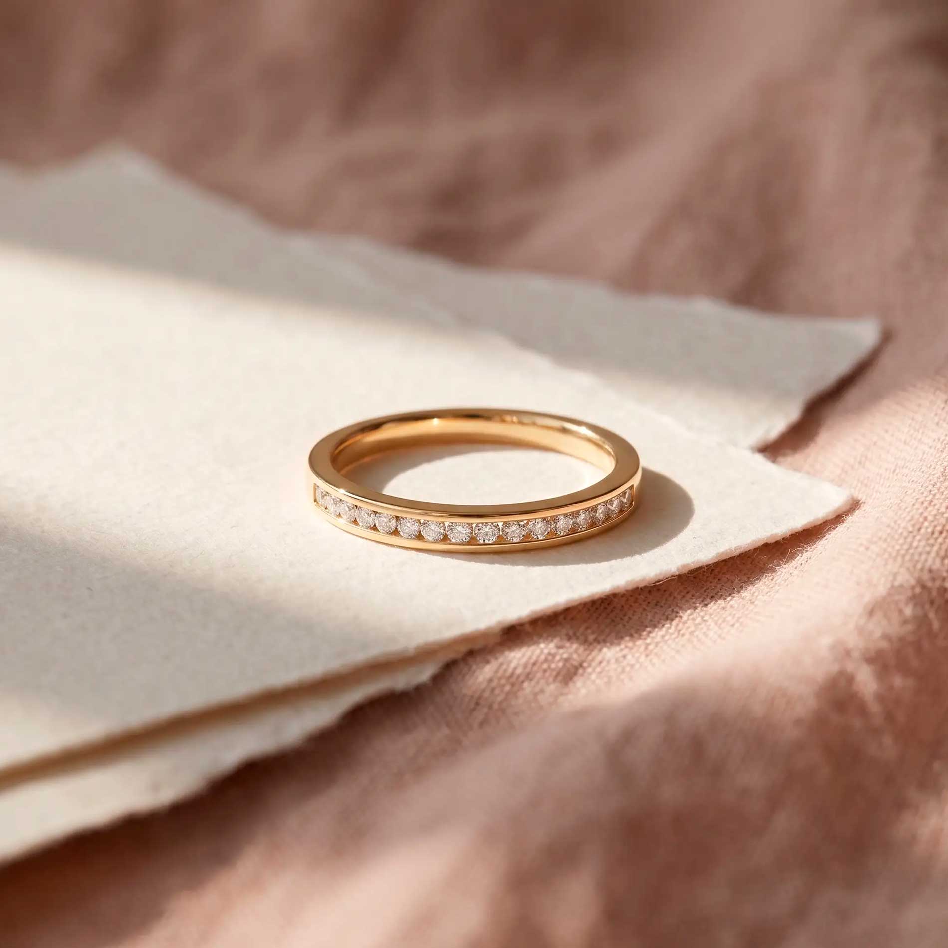 Alliance diamantring med kanalfatning i 18 karat guld med brillantslebne diamanter