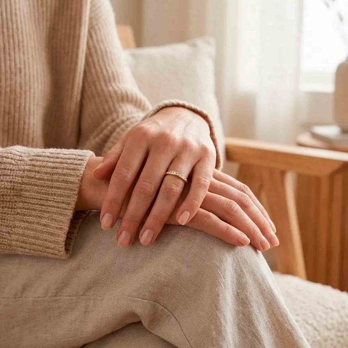 Alliance diamantring i 18 karat guld med diamanter vist på hånd