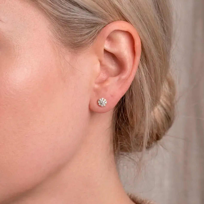 Alma ørestik i 18 karat guld med 0,16 carat diamanter på øret