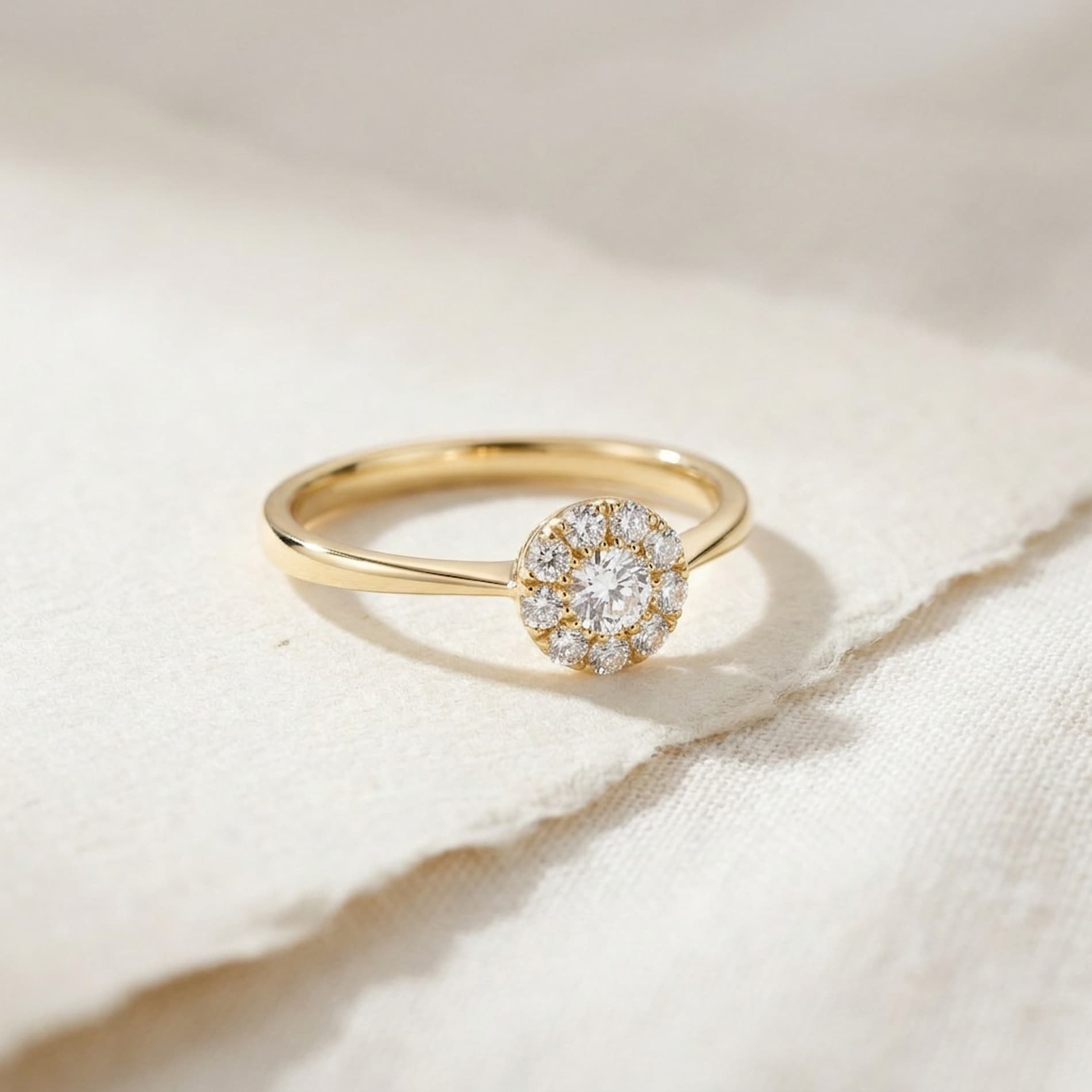 Alma ring i 18 karat guld med 0,24 carat hvide diamanter, vist på hånd