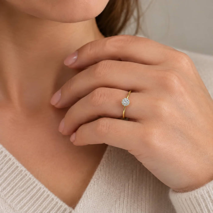 Alma ring i 18 karat guld med 10 hvide diamanter, båret på finger