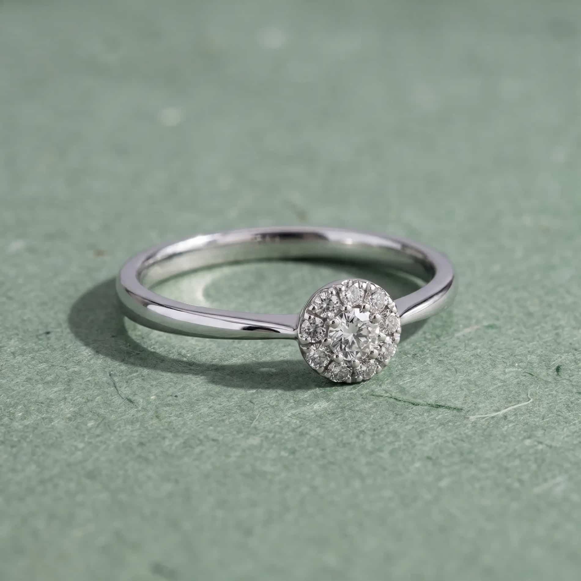 Alma ring i 18 karat hvidguld med 0,08 carat hvide diamanter