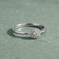 Alma ring i 18 karat hvidguld med 0,08 carat hvide diamanter