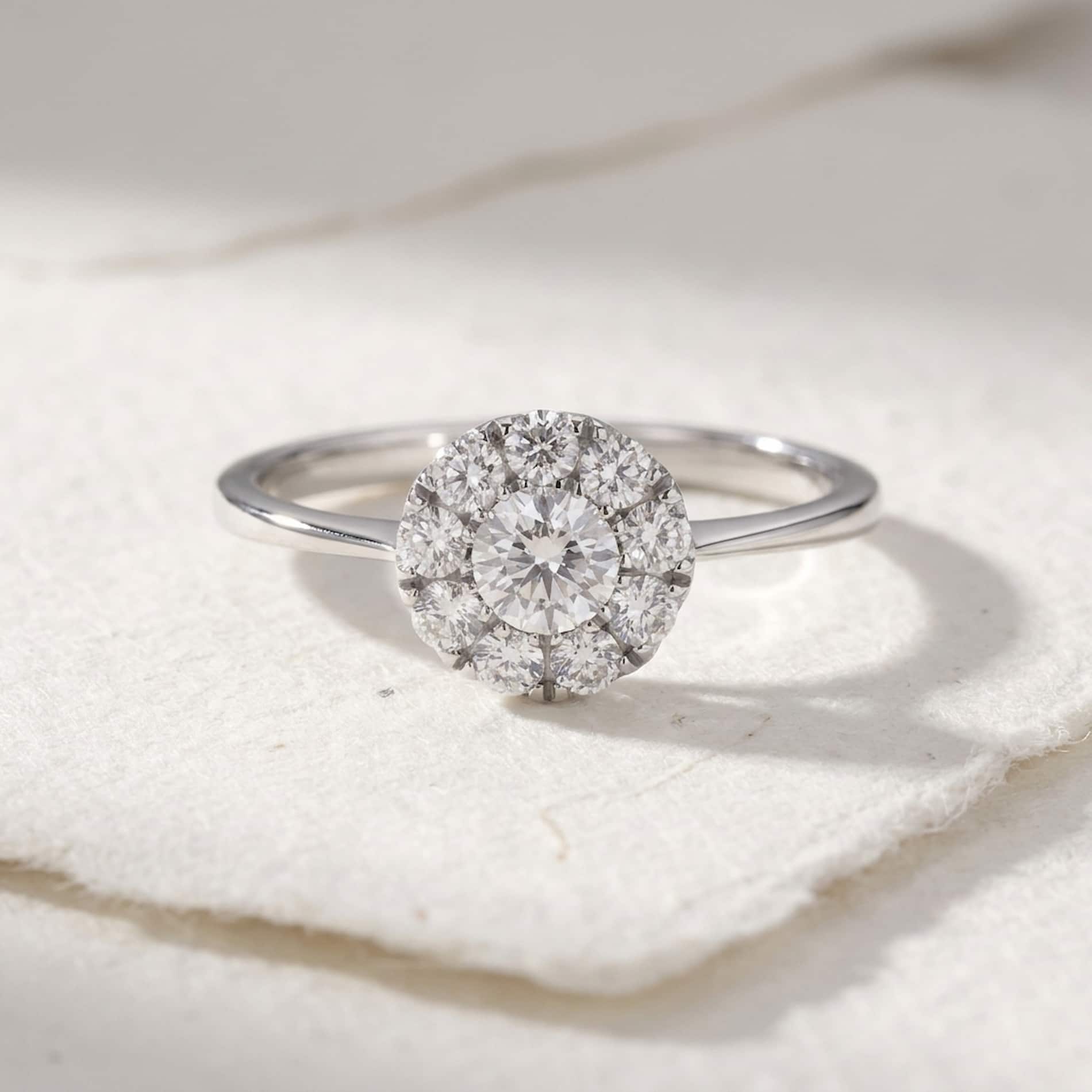 Alma ring i 18 karat hvidguld med 0,49 carat hvide diamanter i klassisk rosetdesign på hånd