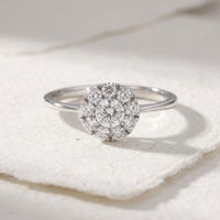 Alma ring i 18 karat hvidguld med 0,49 carat hvide diamanter i klassisk rosetdesign på hånd