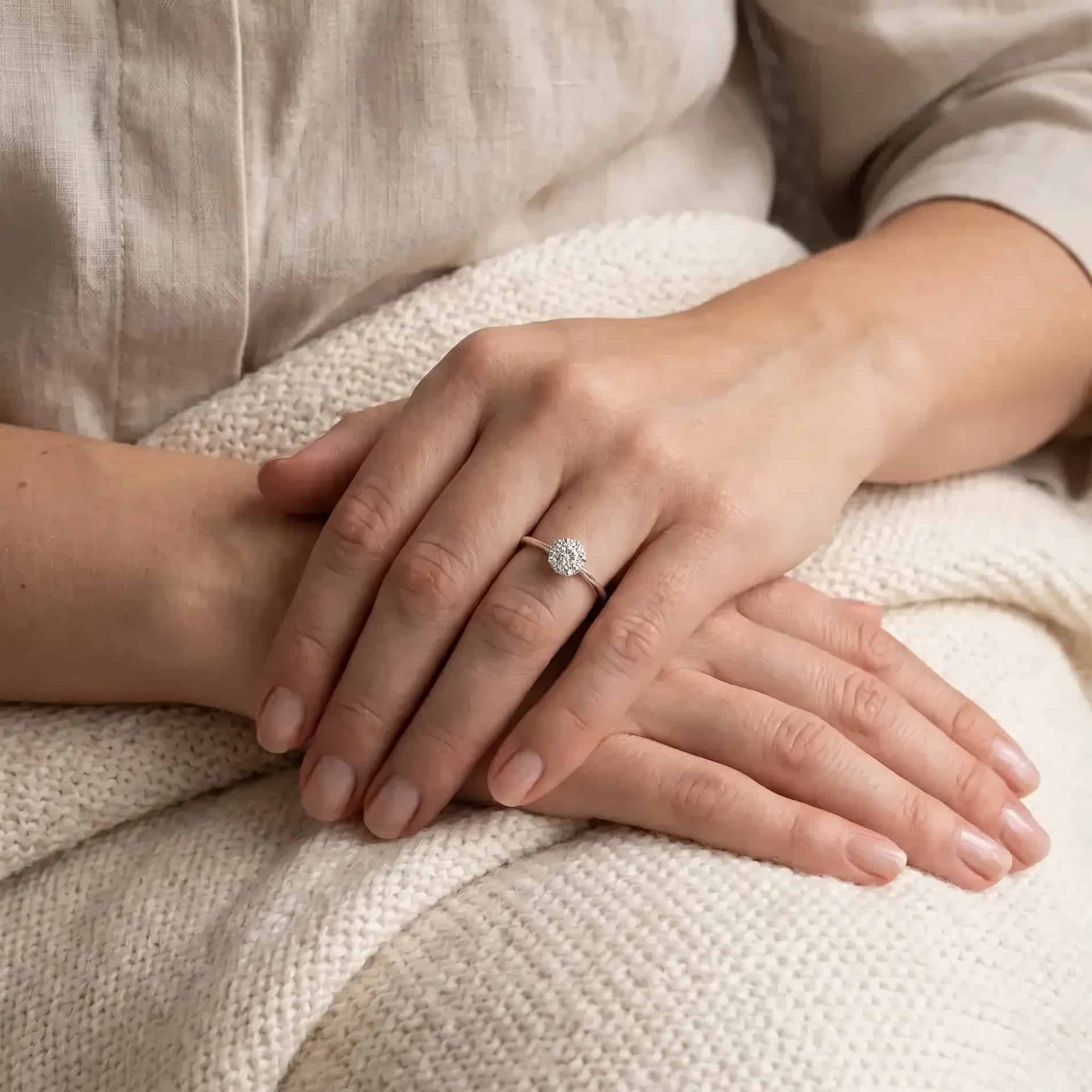 Alma diamant ring i 18 karat hvidguld med 0,49 carat diamanter, vist på hånd