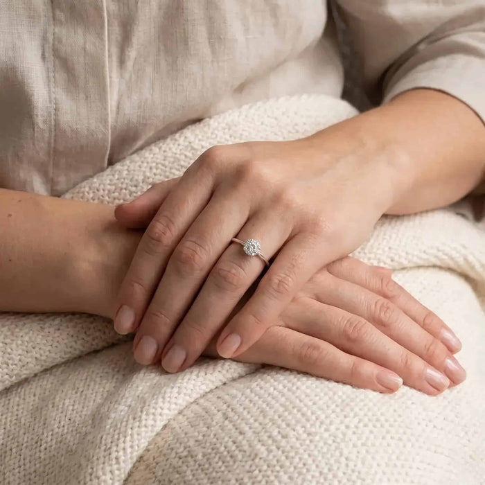 Alma diamant ring i 18 karat hvidguld med 0,49 carat diamanter, vist på hånd