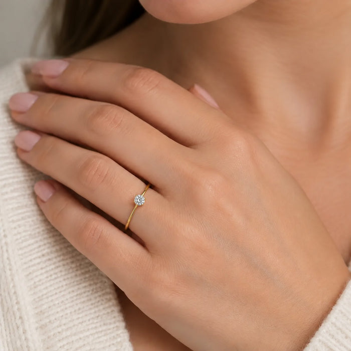 Kvinde med Alma ring i 18 kt. guld med diamanter på fingeren