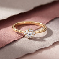 Alma ring i 18 kt. guld med 0,08 ct. diamanter på lag af rosa og beige papir