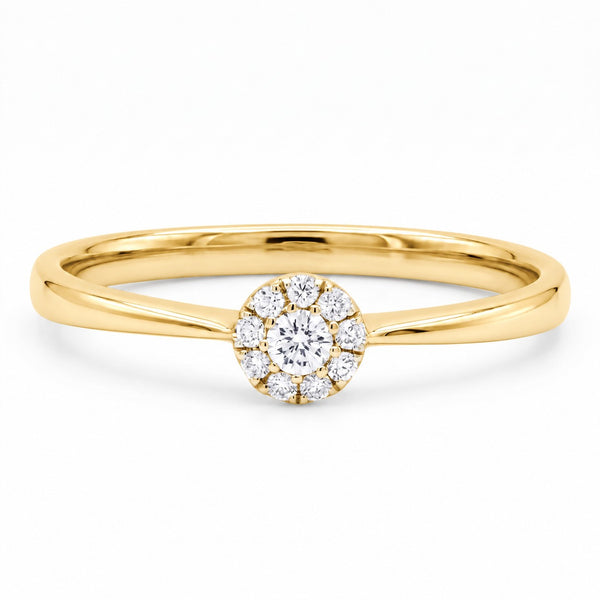 Alma ring i 18 kt. guld med diamant omkranset af ni mindre diamanter, på hvid baggrund