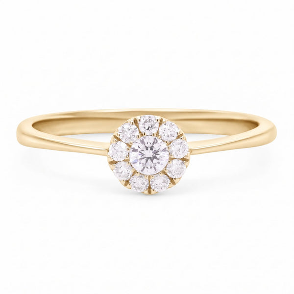 Alma ring i 18 karat guld med 0,20 carat diamanter i rosetfatning på hvid baggrund