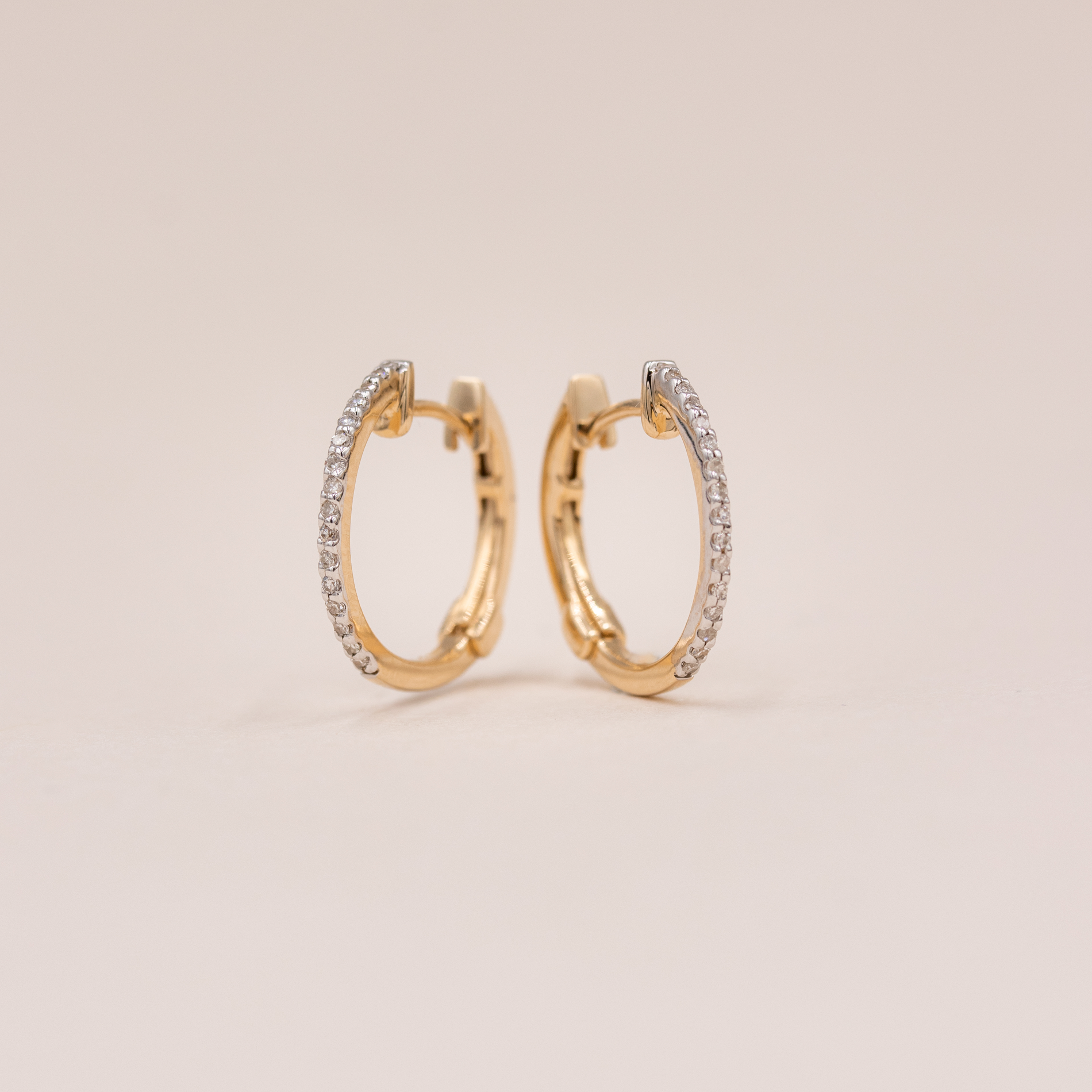 Amalfi creoler i 14 kt guld med 0,10 ct diamanter set forfra
