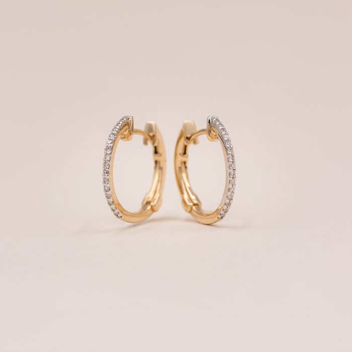 Amalfi creoler i 14 kt guld med 0,10 ct diamanter set forfra
