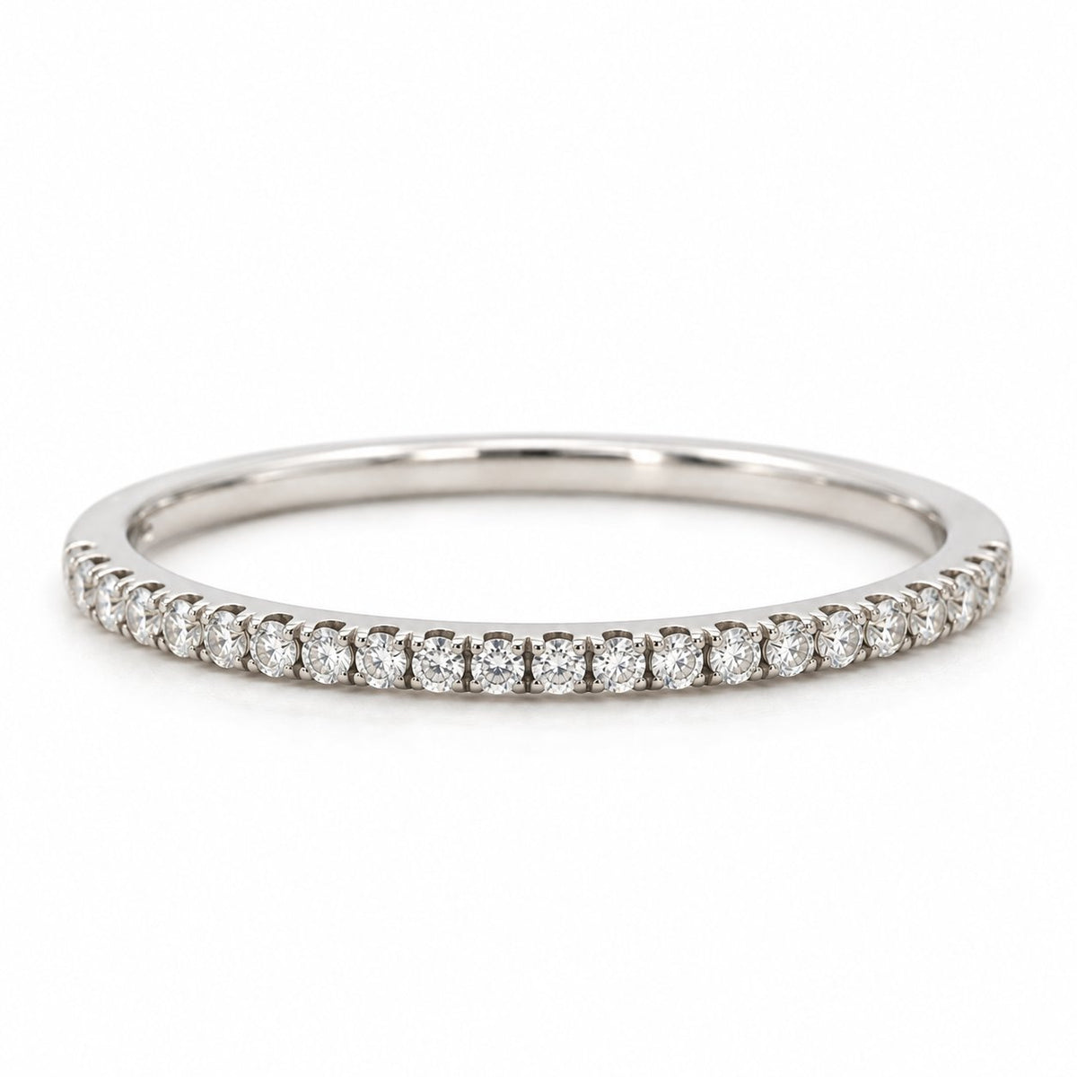 Annas alliancering i 18 karat hvidguld med en række diamanter på i alt 0,10 carat, hvid baggrund