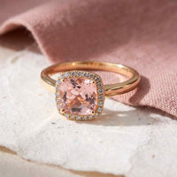 Annasofies morganit ring i 18 karat guld med rosa morganit og hvide diamanter på hånd