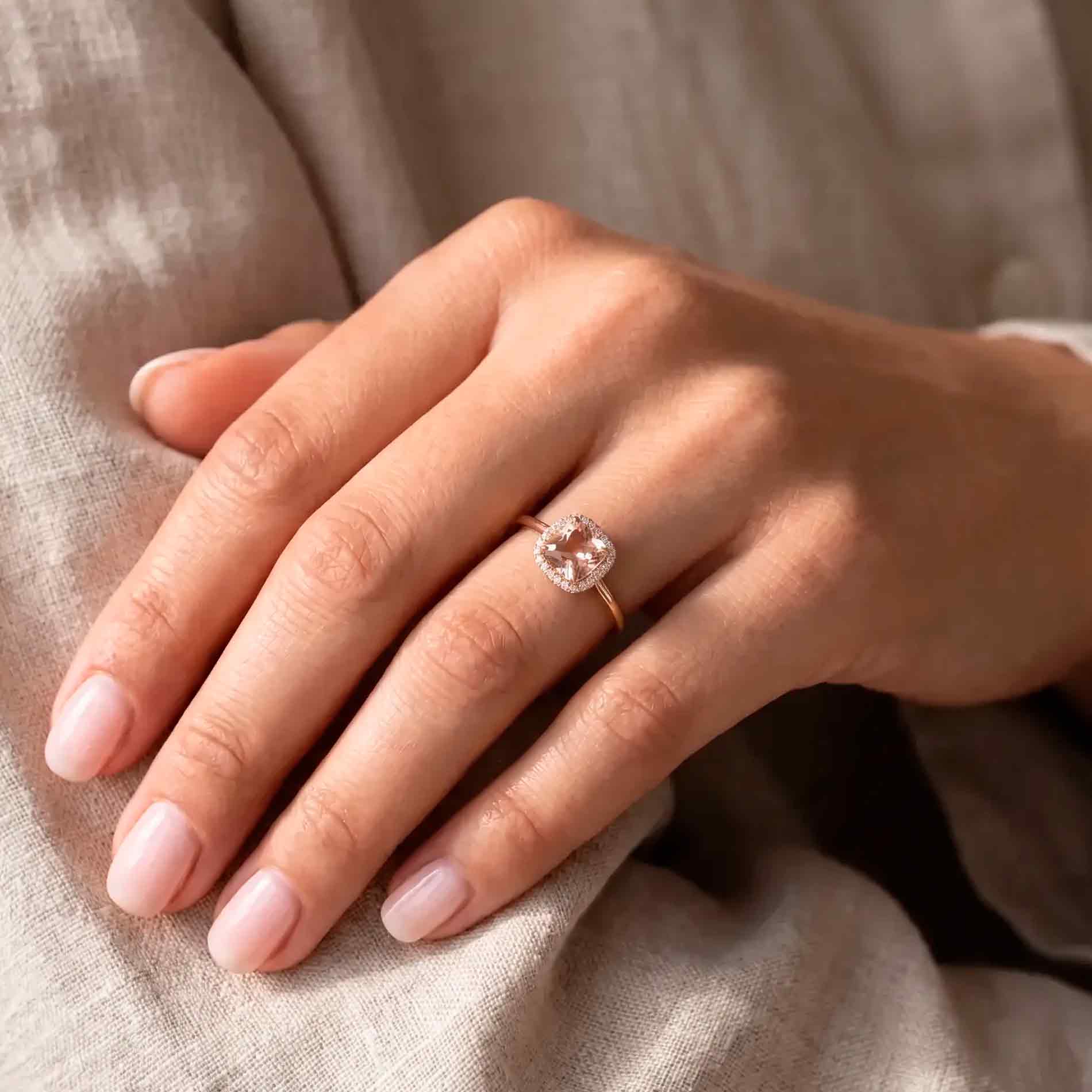 Annasofies morganit ring i 18 karat guld med rosa morganit og diamantkrans