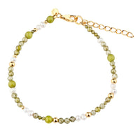 Aqua Dulce Aya Olive armbånd i 14 kt forgyldt sterling sølv med grøn jade, glas og hvide perledetaljer