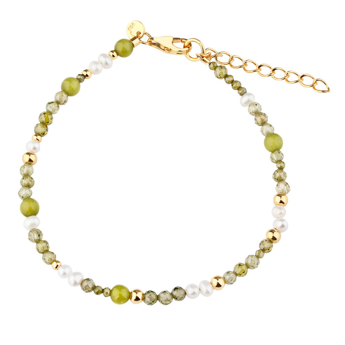 Aqua Dulce Aya Olive armbånd i 14 kt forgyldt sterling sølv med grøn jade, glas og hvide perledetaljer