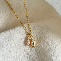 Detaljebillede af Aqua Dulce Costa Rose halskæde med musling og rosafarvet ferskvandsperle.