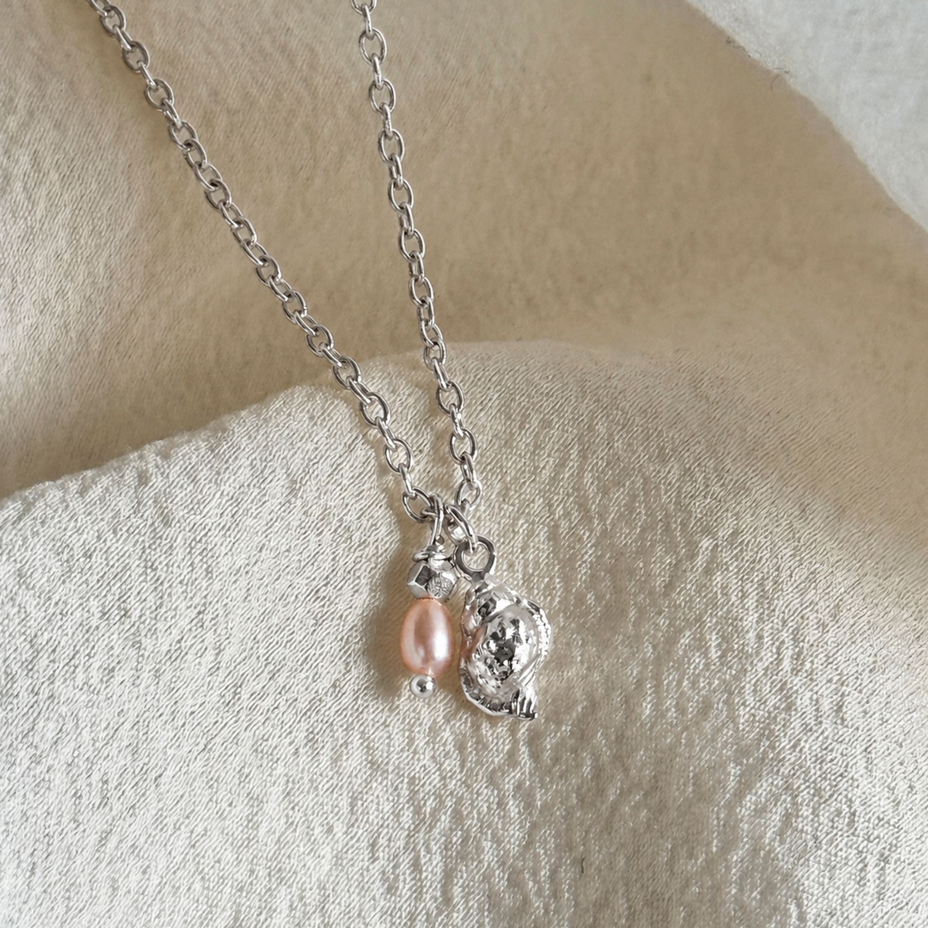 Detaljebillede af Aqua Dulce Costa Rose halskæde i sterlingsølv med rosafarvet ferskvandsperle.