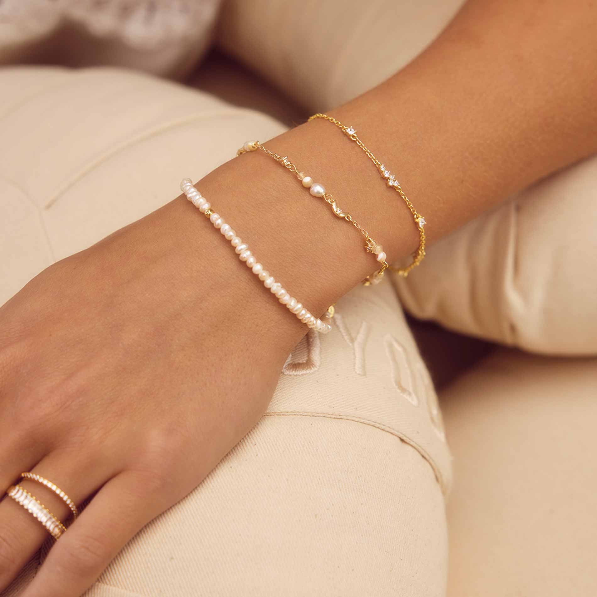 Aqua Dulce Dreamlit Mix armbånd i forgyldt sølv med ferskvandsperler, citrin og klar zirkonia, båret på håndleddet
