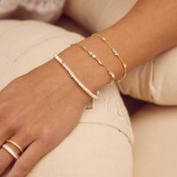 Aqua Dulce Dreamlit Mix armbånd i forgyldt sølv med ferskvandsperler, citrin og klar zirkonia, båret på håndleddet