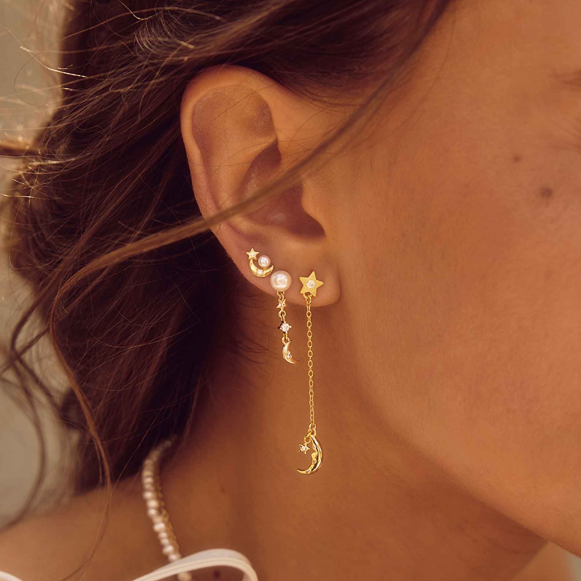 Aqua Dulce Dreamlit Pearl Charm øreringe i forgyldt sølv med ferskvandsperler og zirkonia, båret på øret