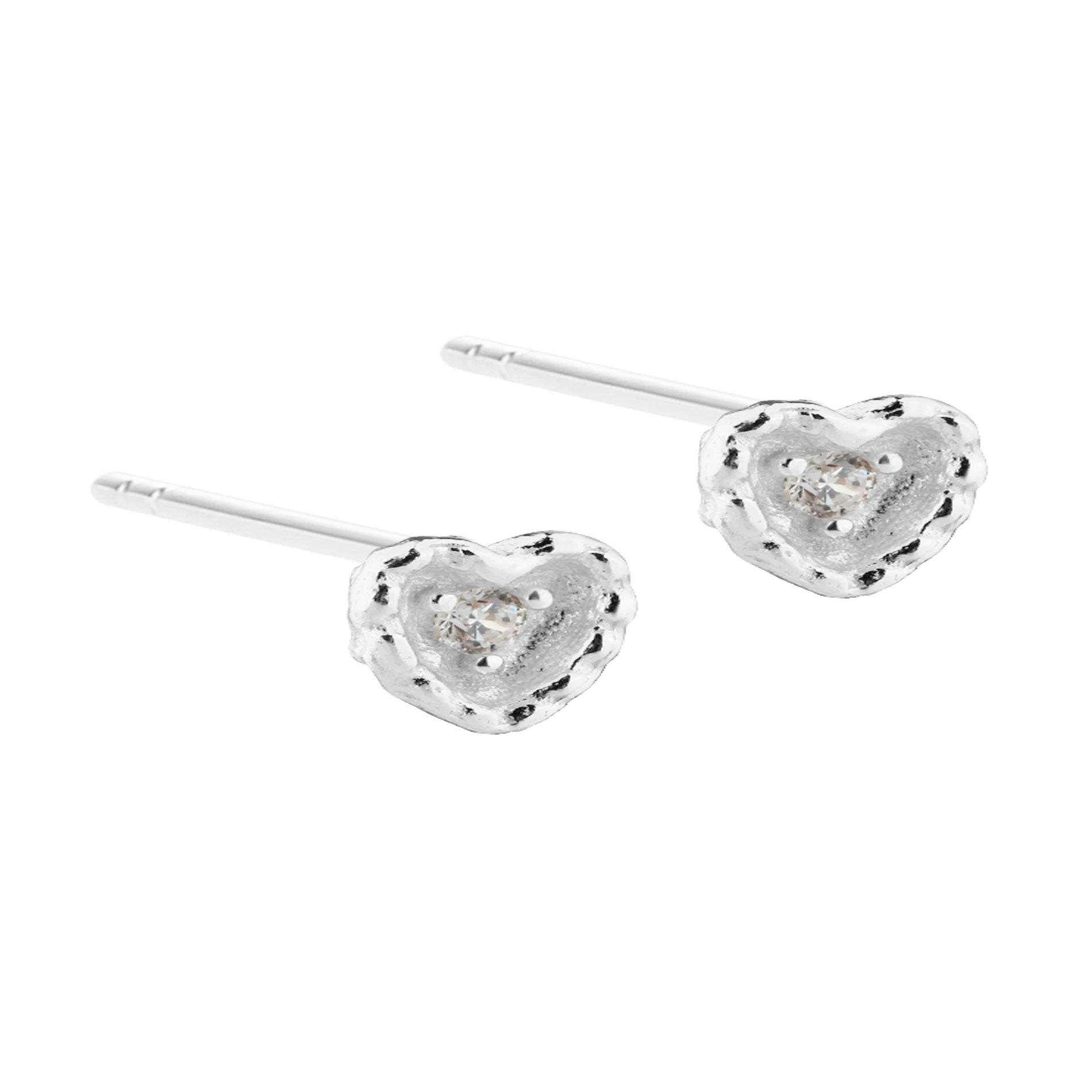 Aqua Dulce Love Me More Small ørestikker i 925 sterling sølv med hjerte og klar zirkonia