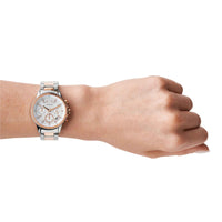 Armani Exchange AX4331 dame armbåndsur med stål/rosaguld-lænke og perlemor urskive. Uret ses på et håndled.