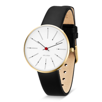 Arne Jacobsen Bankers Hvid 34 mm forgyldt med sort kalveskindsrem set fra vinkel.