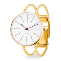 Arne Jacobsen Bankers Hvid 34 mm forgyldt med poleret guldring set fra vinkel.