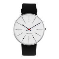 Frontvisning af Arne Jacobsen Bankers armbåndsur med hvid urskive.