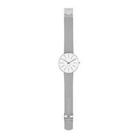 Arne Jacobsen Bankers armbåndsur i fuld længde med hvid urskive og mesh-rem.