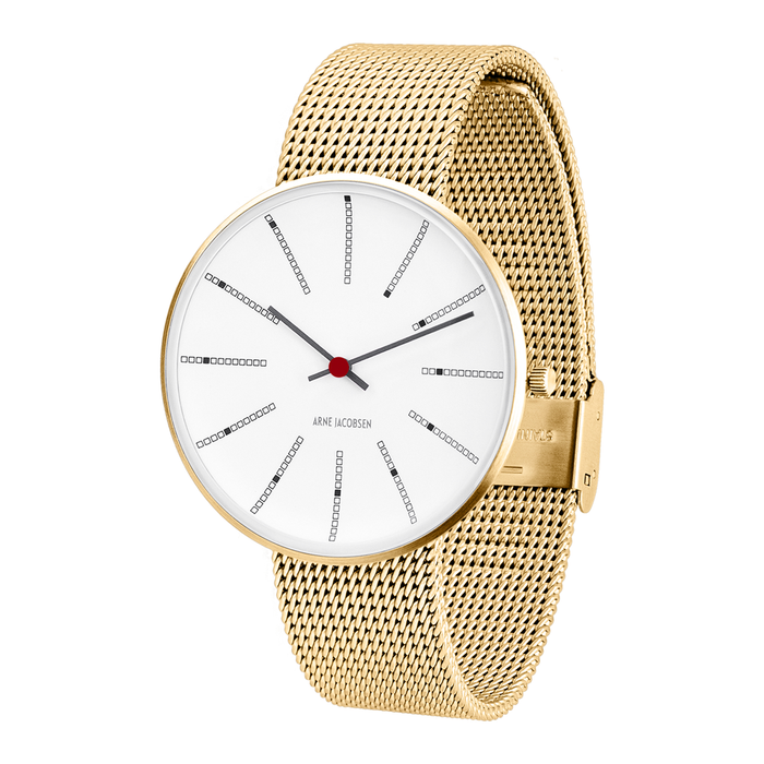 Arne Jacobsen Bankers Hvid 40 mm forgyldt ur med mat guldfarvet mesh-rem set fra vinkel.
