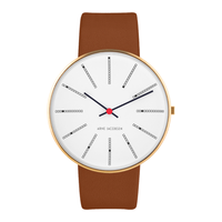 Frontvisning af Arne Jacobsen Bankers Hvid 40 mm forgyldt med hvid urskive og brun læderrem.