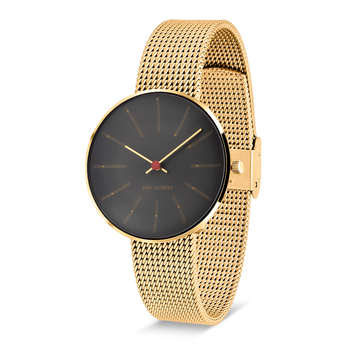 Arne Jacobsen Bankers Porsgrunn Grå 34 mm forgyldt ur med guldfarvet mesh-rem set fra vinkel.
