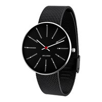 Arne Jacobsen Bankers Sort 40 mm armbåndsur med matsort mesh-rem set fra vinkel.