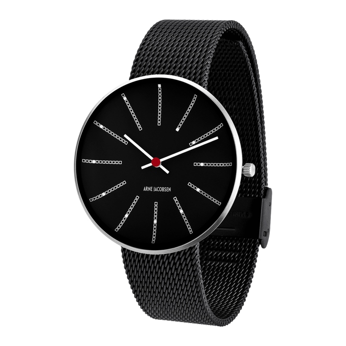 Arne Jacobsen Bankers Sort 40 mm armbåndsur med matsort mesh-rem set fra vinkel.