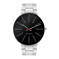 Frontvisning af Arne Jacobsen Bankers Sort 40 mm med sort urskive og stållænke.